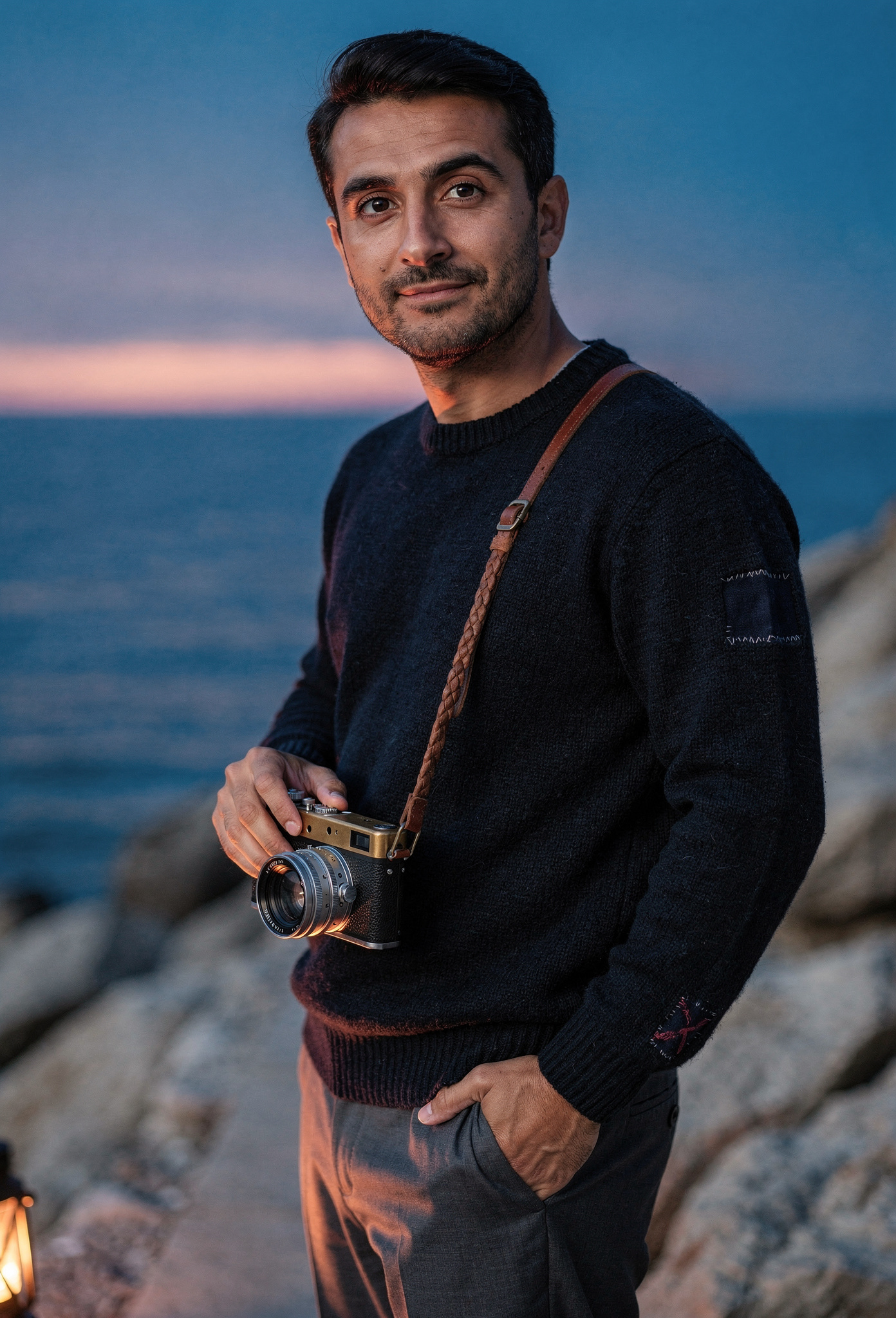 Mavi saatte vintage rangefinder kamera taşıyan genç erkek rehber